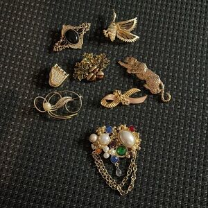 #B2 Vintage brooches bundle